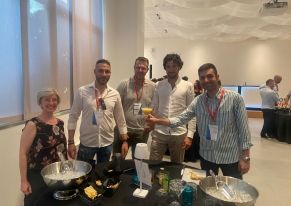 Un team building estivo di successo con cocktail challenge e cena in terrazza. Attività coinvolgenti e menu fresco hanno creato un'atmosfera magica. Esperienza indimenticabile che ha unito creatività, divertimento e collaborazione, perfetta per celebrare