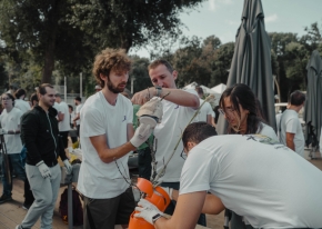 Abbiamo organizzato un evento sostenibile sulla costa toscana, combinando eco-resort, team building creativo e cultura locale.